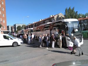2018-08-21 Tre bussar hämtar oss 115 resenärer